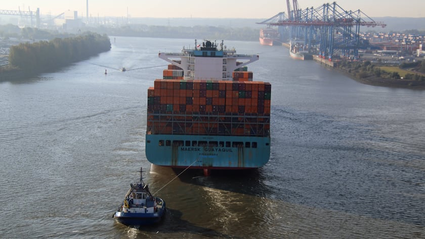 Ein Containerfrachter wird zum Terminal Altenwerder im Hamburger Hafen geschleppt (2025).
