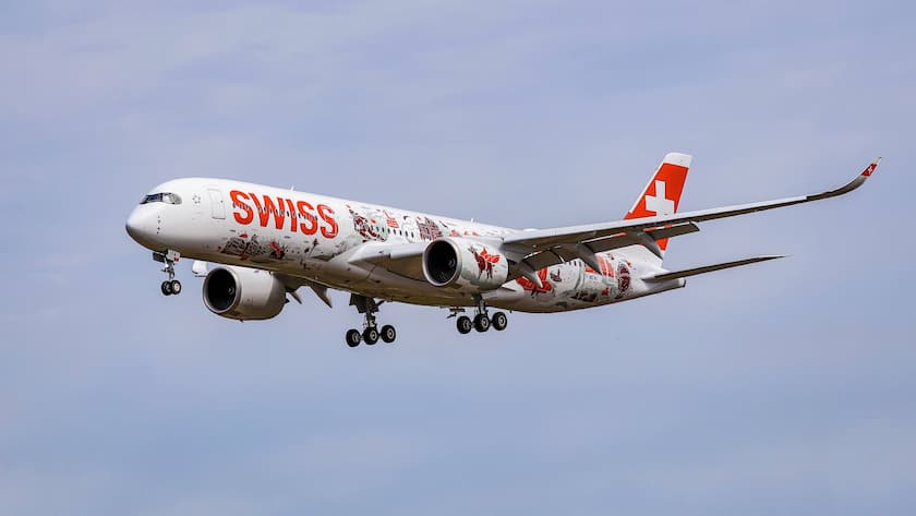 Ein Passagierflugzeug vom Typ Airbus A350-941 der Swiss mit einer Sonderlackierung namens Swiss Wanderlust (Toulouse, Frankreich, Juli 2025).