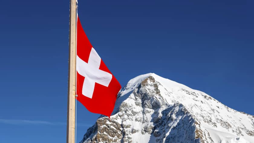 Die Nationalfahne der Schweiz flattert im Wind.