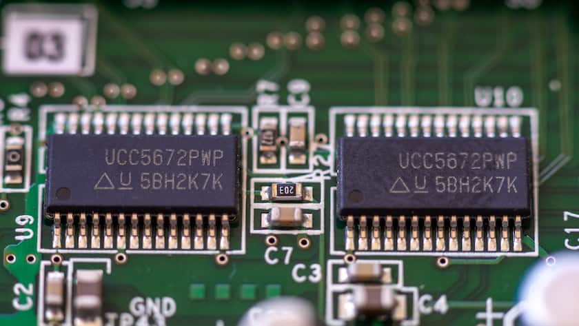 Ein Halbleiter-Chip von Texas Instruments auf einer Platine.