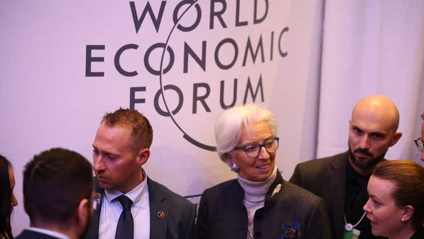 EZB-Präsidentin Christine Lagarde mit Personenschützern am World Economic Forum (WEF) im Januar 2026 in Davos.