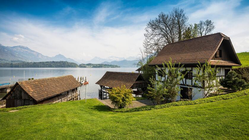 Bootshäuser am See, Meggen, Vierwaldstättersee, Kanton Luzern (2024).