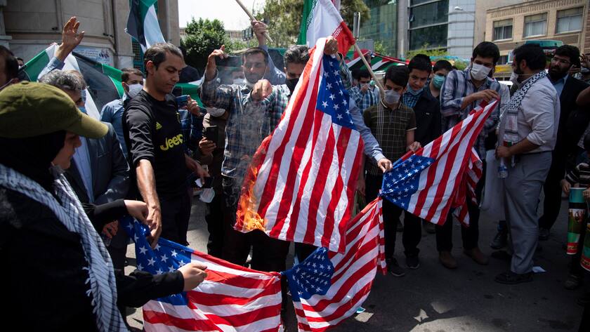 Archivbild: Eine Gruppe Iraner verbrennt die US-Flagge während einer Protestversammlung zur Verurteilung des israelischen Raketenangriffs auf Gaza und der Tötung von Kindern (Palästina-Platz, Teheran, Iran, Mai 2021).