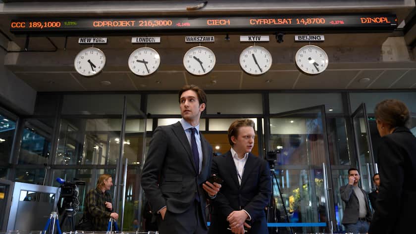 Passanten vor der Börse in Warschau.