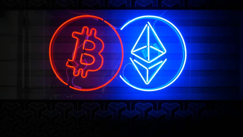 Die Symbole für die Kryptovermögenswerte Bitcoin und Ethereum: