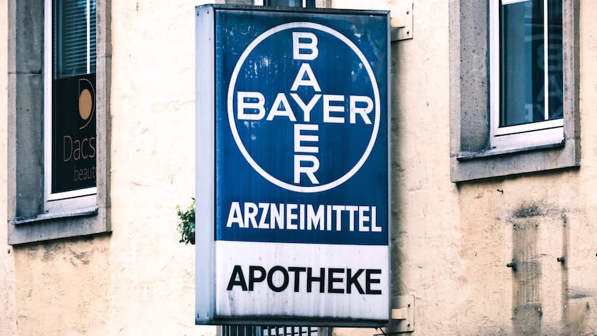 Bayer-Logo an einer Apotheke in Düsseldorf.