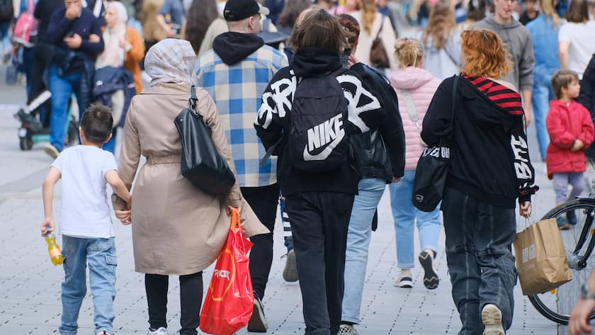 Eine Einkaufsstrasse in Düsseldorf, Deutschland (2024).