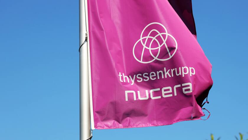 Flagge mit Logo ThyssenKrupp Nucera in Nordrhein-Westfalen, Deutschland (2023).
