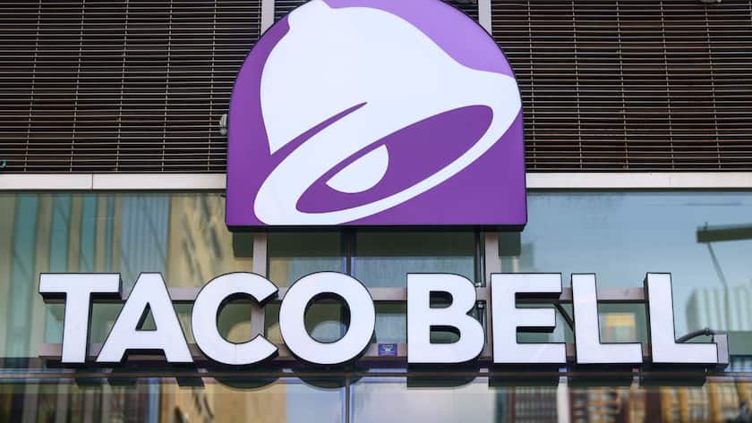 Logo eines Taco-Bell-Restaurants in Manhattan, New York, USA.