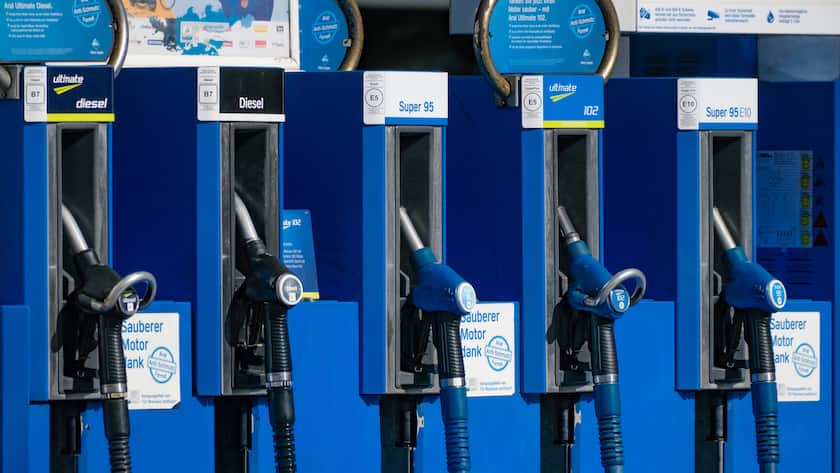 Eine Tankstelle in Düsseldorf, Nordrhein-Westfalen.