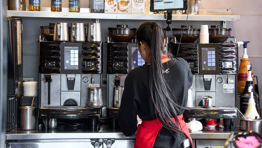 Eine Barista bereitet Getränke in einer Coffee Bar in San Francisco/USA zu (2024).