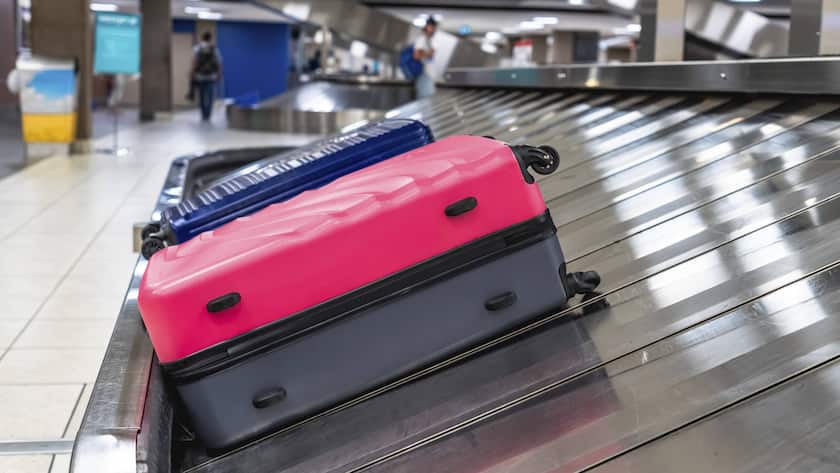 Zwei Koffer sind am Flughafen für ihre Besitzer bereit.