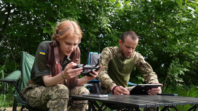 Ukrainische Armeeangehörige beim Drohnen-Training in der Nähe von Charkow.