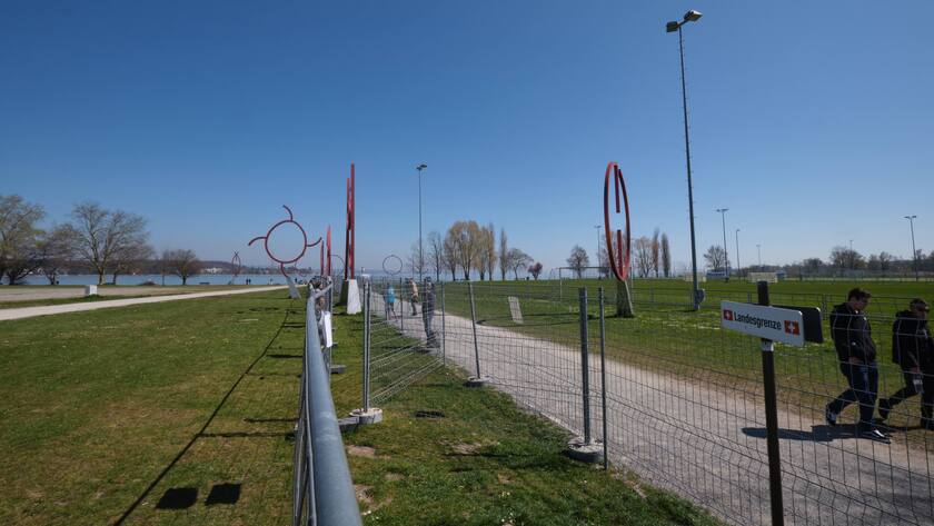 Der Grenzzaun zwischen Schweiz und Deutschland in Konstanz wurde kurzerhand verdoppelt.