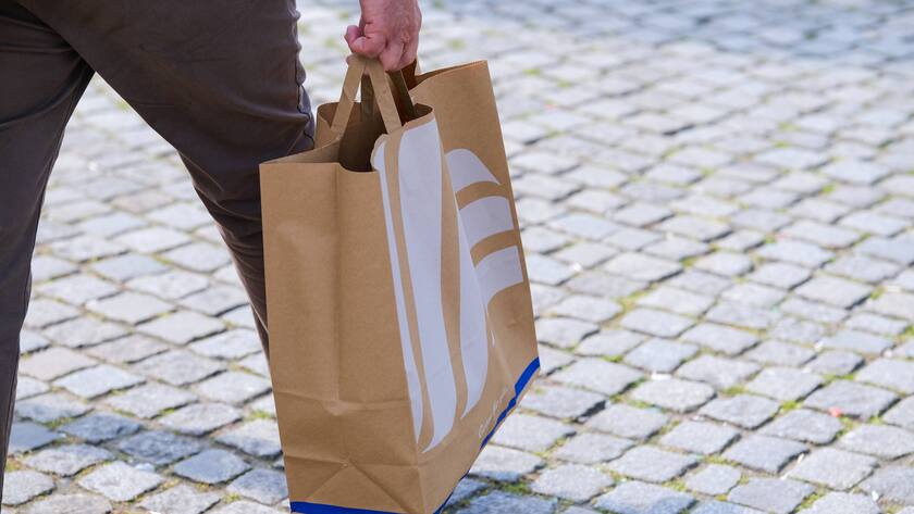 Eine Aldi Einkaufstasche.