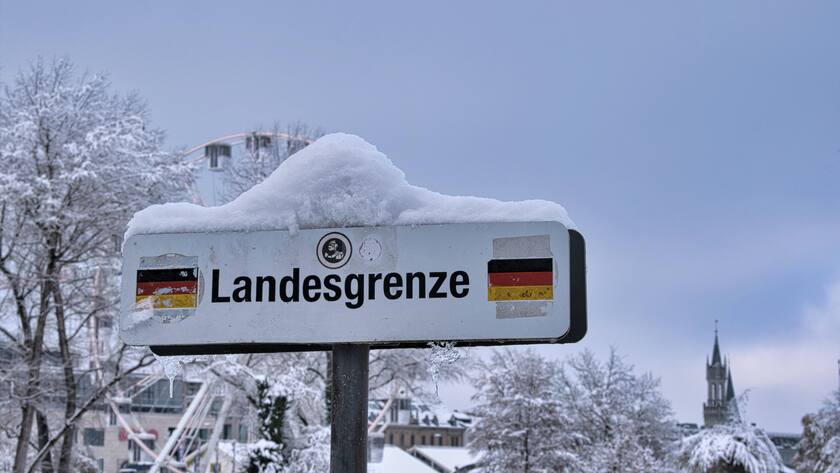 Verschneites Schild Landesgrenze in Konstanz (2023).