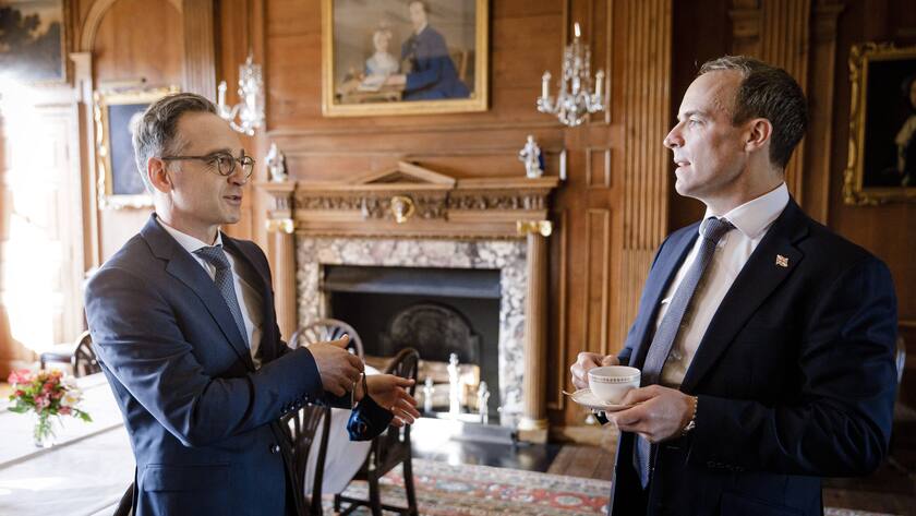 Der deutsche Aussenminister Heiko Maas - rechts - und der britische Aussenminister Dominic Raab auf dem Landsitz Chevening House.