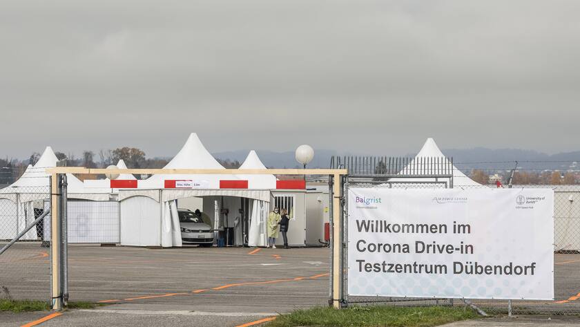 Drive-In-Testzentrum für Coronavirus auf dem Flugplatz Dübendorf.