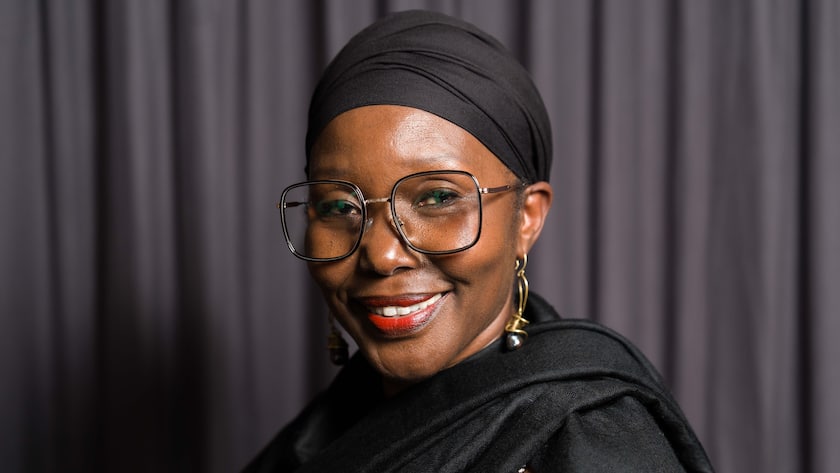Lilian Obimo, die Gewinnerin des ersten Börsenspiels von cash.chFoto: Linda Käsbohrer. Pressehaus Zürich. Lillian Obimo gewinnt den Check von 10'000 Franken.
