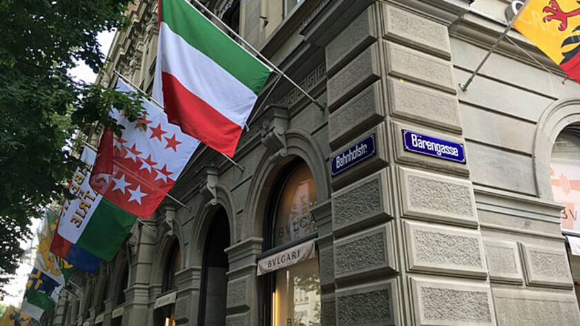 Kantonsflaggen am Gebäude der Credit Suisse an der Zürcher Bahnhofstrasse.