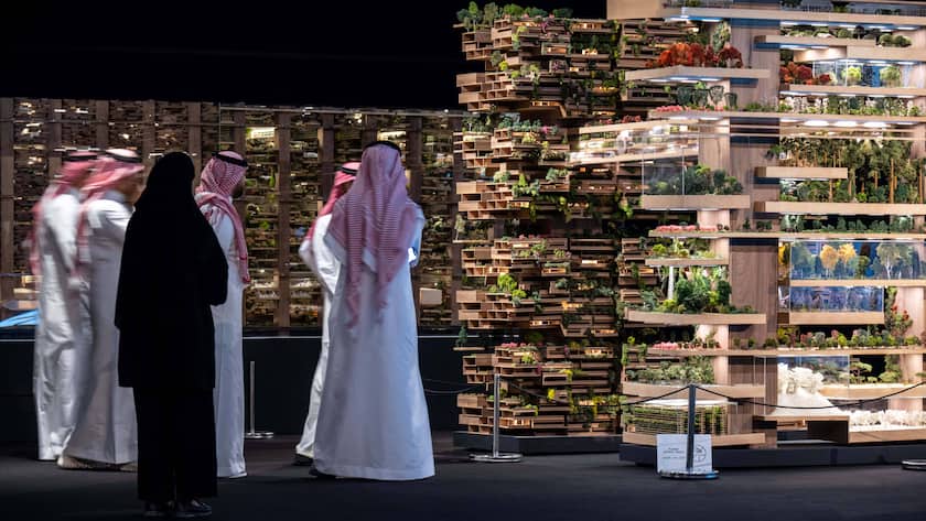 Ausstellung mit Bildern und Modellen zum Projekt «The Line» (Riad, Saudi-Arabien, 2022).