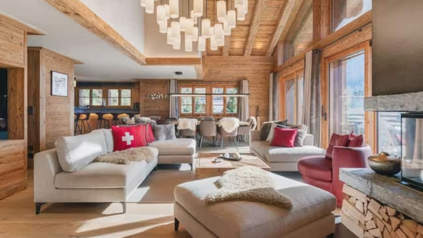 Das Wohnzimmer mit Schweizer-Kissen.