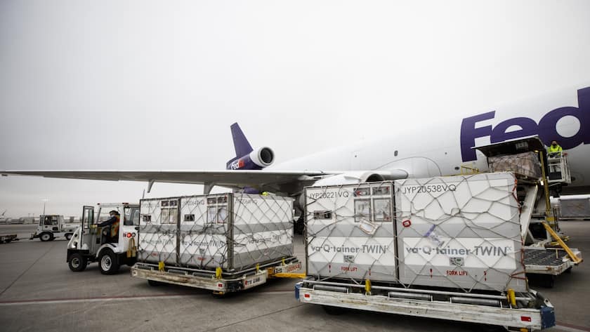 Auf dem Flughafen von Toronto werden Impfstoffe von Moderna in ein Frachtflugzeug von FedEx geladen.