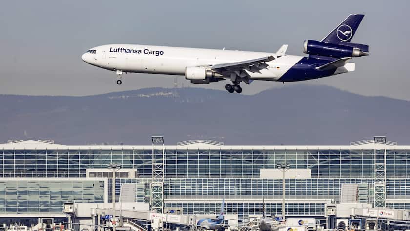 Ein Lufthansa-Frachter vom Typ MD-11 bei der Landung am Flughafen von Frankfurt.