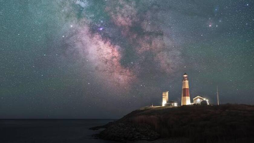 Leuchtturm mit einem Sternenhimmel
