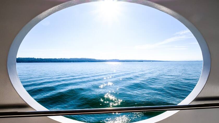 Bullauge auf einer modernen Fähre.