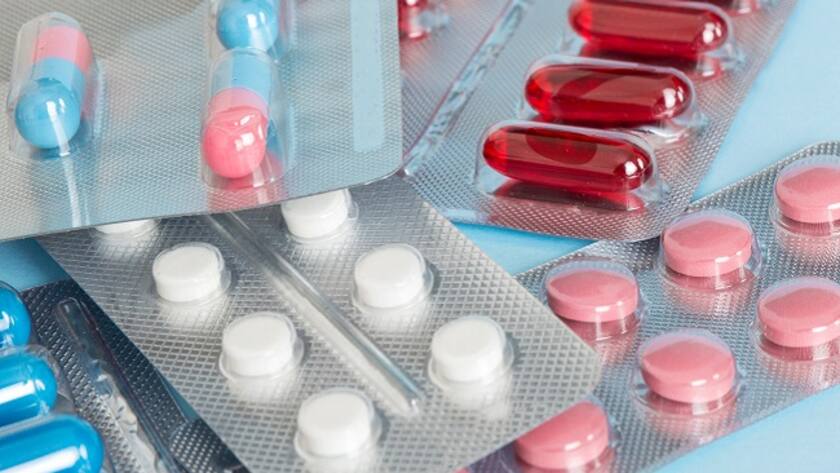 Ein Stapel von Medikamenten in Blisterverpackungen.