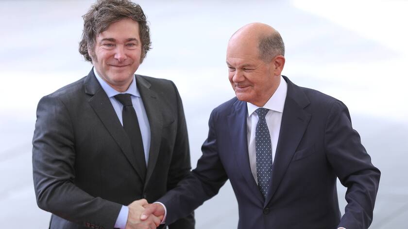 Argentiniens Präsient Javier Milei und der deutsche Bundeskanzler Olaf Scholz bei ihrem Treffen in Berlin im Juni 2024.