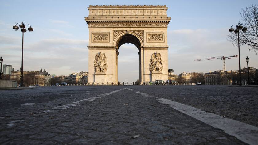 Ausgangssperre in Frankreich: Der Triumphbogen in Paris, der Platz davor ist menschenleer.