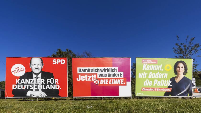 Wahlplakate von SPD, der Linken und den Grünen - zusammen rot-rot-grün.
