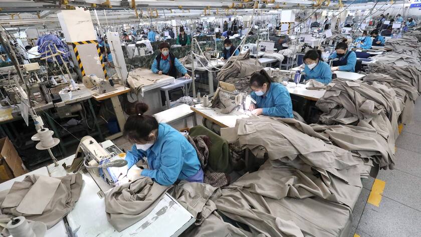 Arbeiterinnen in einer Kleiderfabrik in Shijiazhuang im Norden von China.
