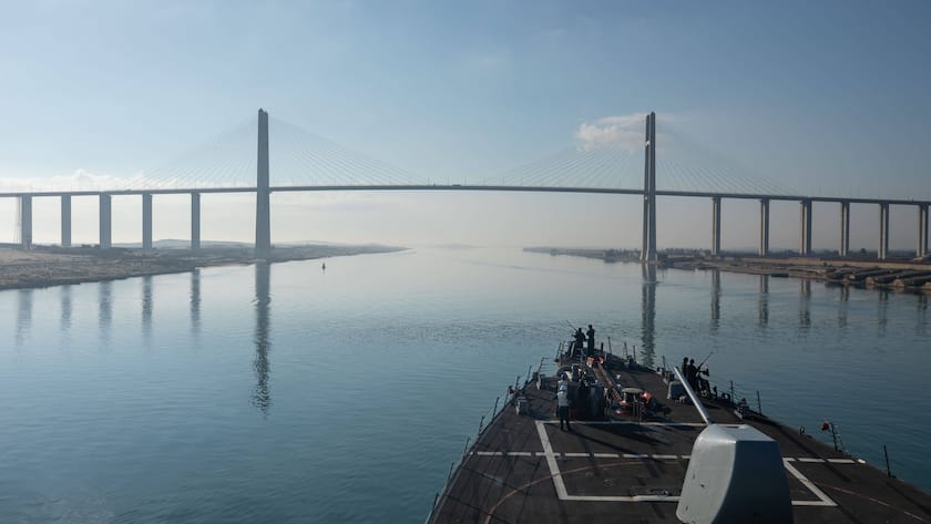Ein Schiff in der Meerenge bei Bab al-Mandab.