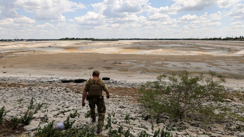 Ein ukrainischer Soldat am ausgetrockneten Flussbett des Dnipro.