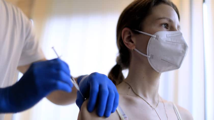 Eine Frau erhält die Booster-Impfung zum Schutz vor dem Coronavirus.