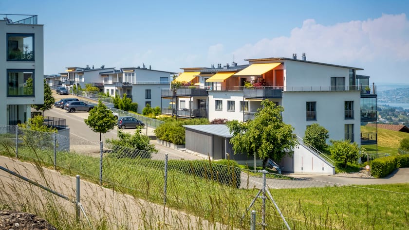 Wohnquartier in Schindellegi SZ - Wer ein Haus im Wert von acht Millionen erbt, muss plötzlich 150'000 Franken bar auf den Tisch legen. Steuerexpertinnen warnen vor dem Plan, der Hausbesitzer in die Enge treibt