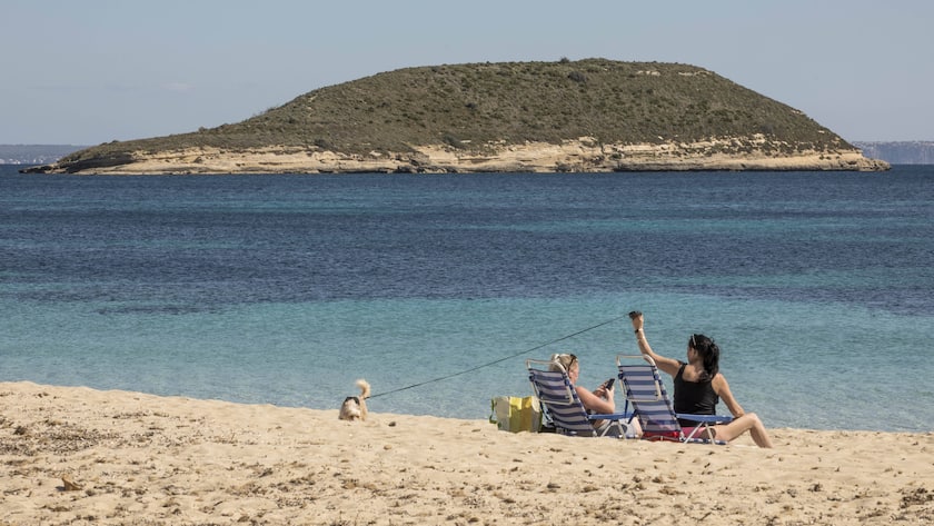 Zwei Touristinnen am Strand von Magaluf im Mallorca, während der Coronapandemie im März 2021.