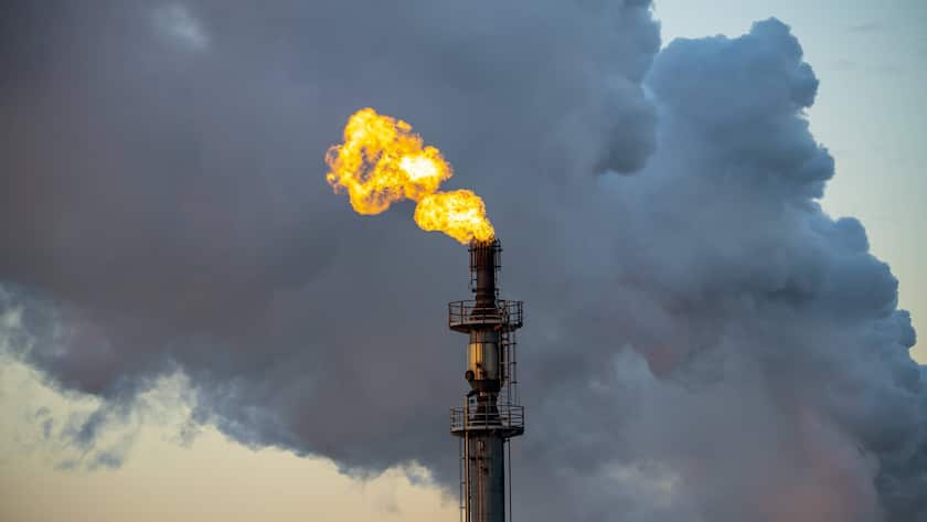 Abfackeln von nicht gebrauchtem Gas am Stahlstandort Duisburg.
