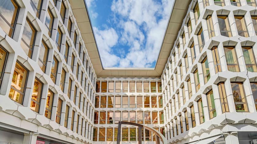 Ein Blick in den Innenhof des Hauptsitzes der Luzerner Kantonalbank in Luzern.