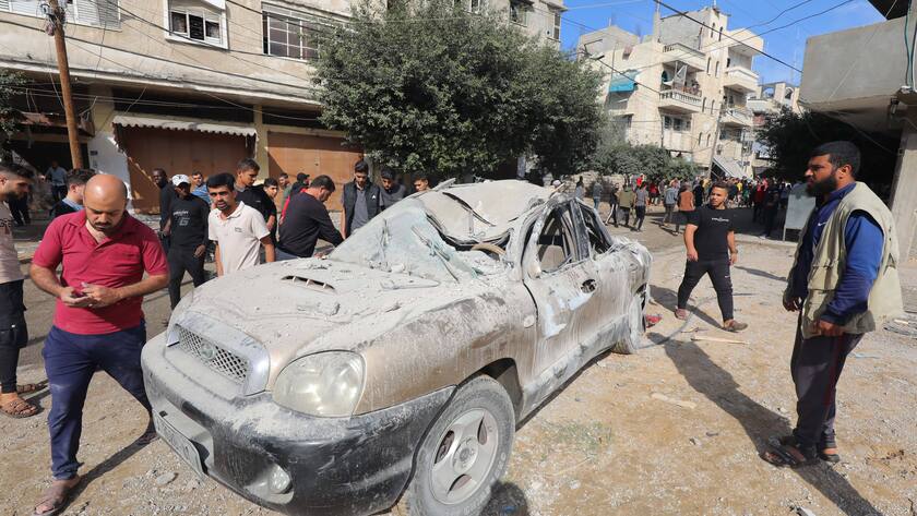 Beschädigtes Auto nach einem Luftangriff von Israel auf Dair El-Balah im Gazastreifen.
