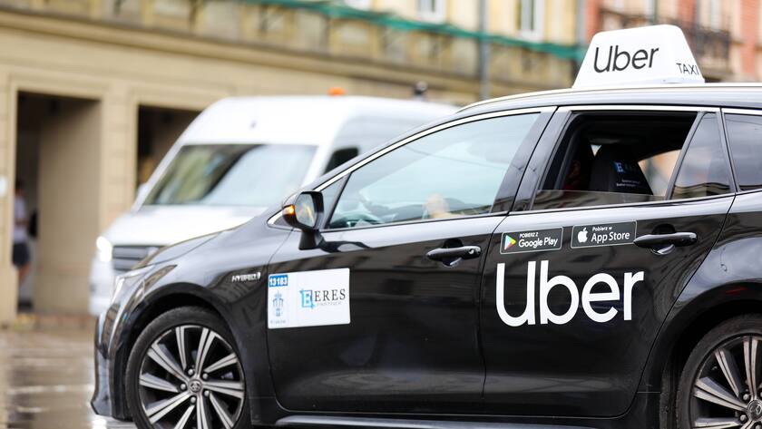 Ein Uber fährt auf den Strassen von Krakau, Polen.