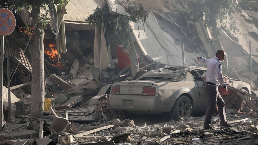 Nach dem Angriff Isreals in Beirut, Libanon: Ein Mann zeigt auf ein zerstörtes Gebäude (03. Oktober 2024).