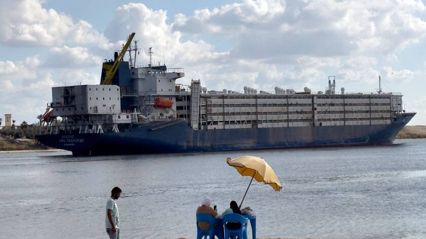 Ein Frachtschiff passiert den Suezkanal (2024).