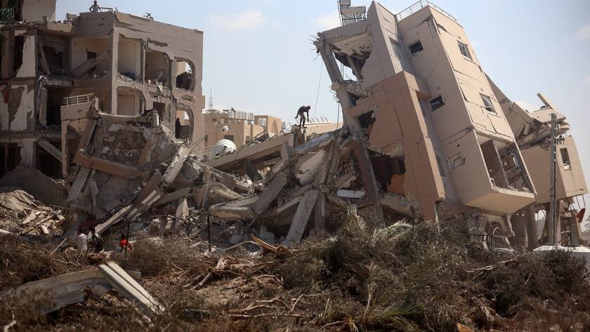 Grosse Zerstörung durch israelische Luftangriffe am Gazastreifen (2024).