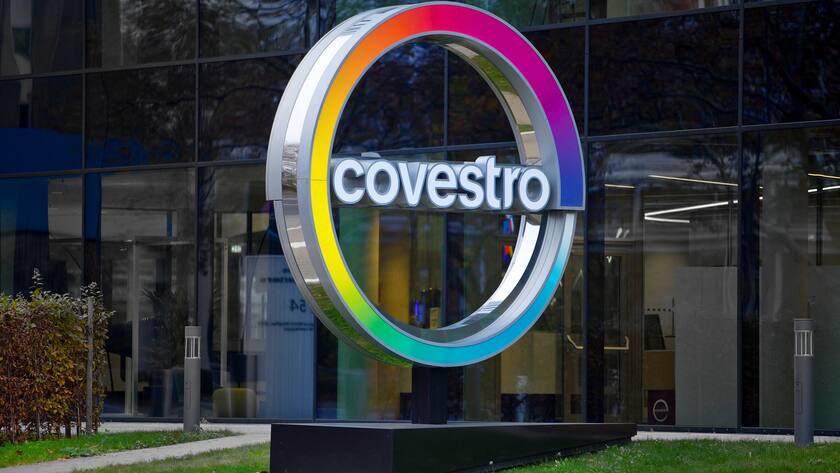 Das Firmenlogo vor der Covestro-Konzernzentrale in Leverkusen.