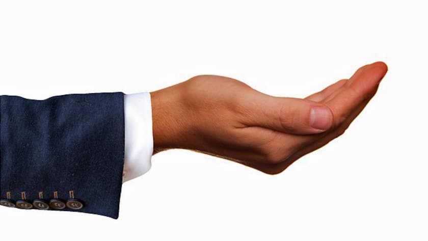 Banken halten die Hand auf - sei es für Negativzinsen oder für Gebühren.