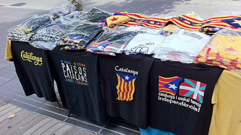 T-Shirts mit separatistischen Symbolen Kataloniens, Strassenverkauf in Barcelona.